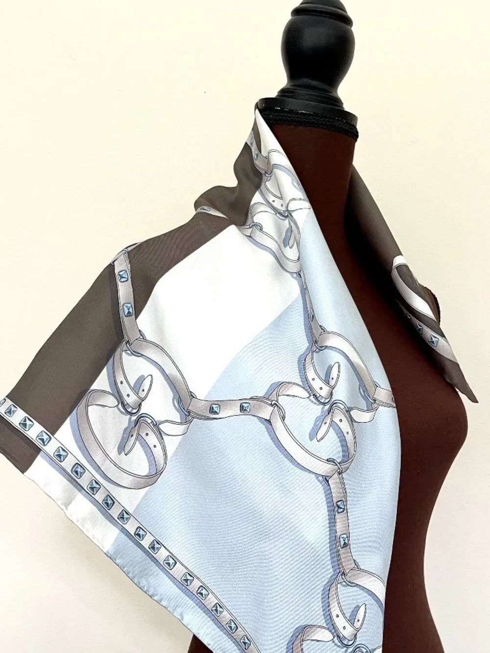 Display #1 NWT Gucci Color-Block Logo Silk Scarf